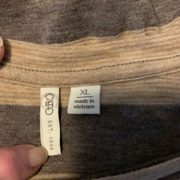 Enter pin is 24 1/2 length and the phone is 24 1/2 in the back it’s 28 1/2. 9/1 - Picture 6 of 8